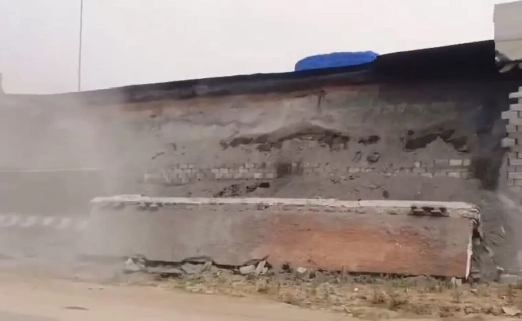 The Collapse of A Flyover Guardrail on NH-19 Disrupted Traffic on The Kolkata–Burdwan Route