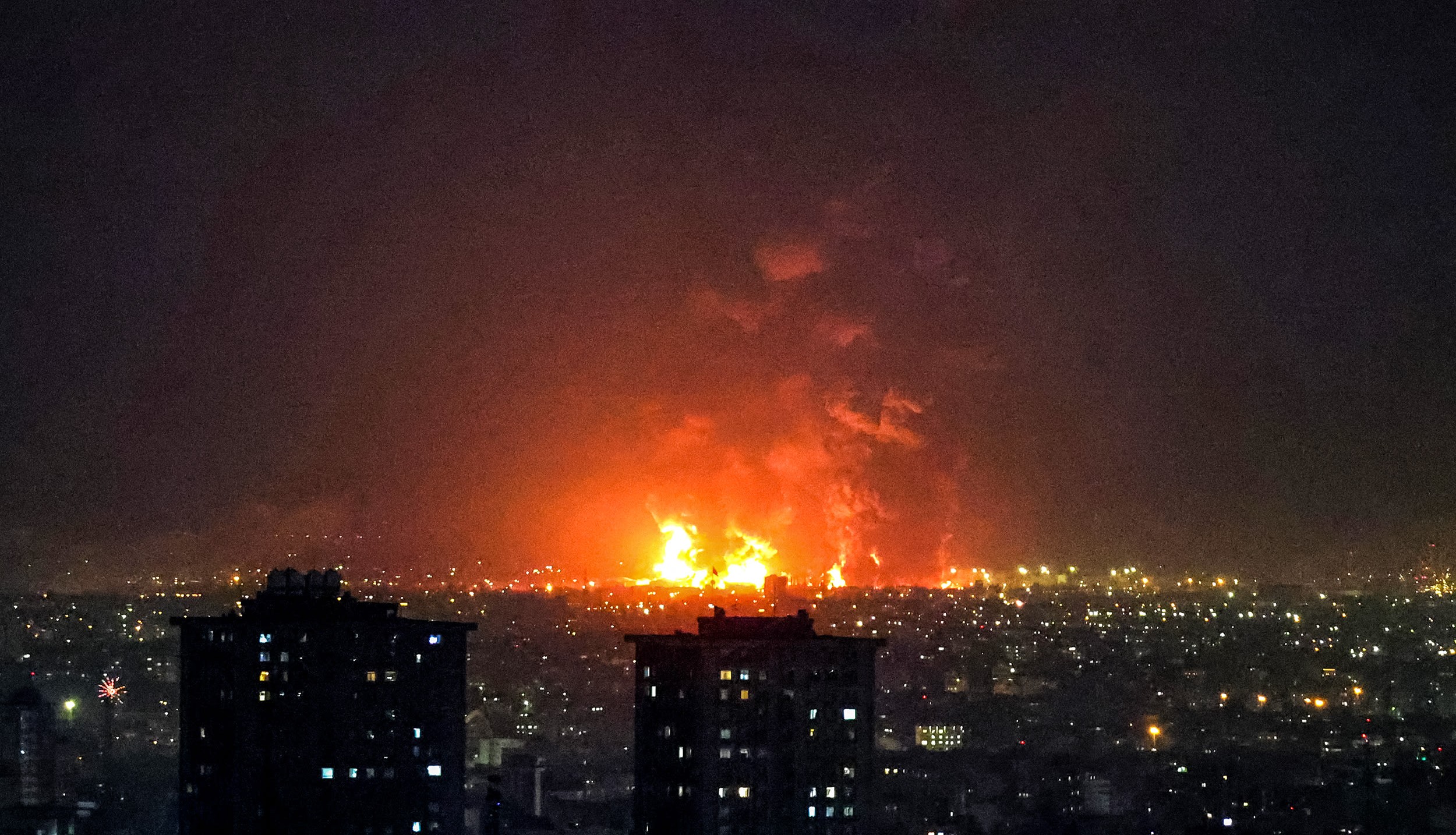 Airstrike Hits Iranian Oil Depot , Massive Flame Spread Across Tehran Highway